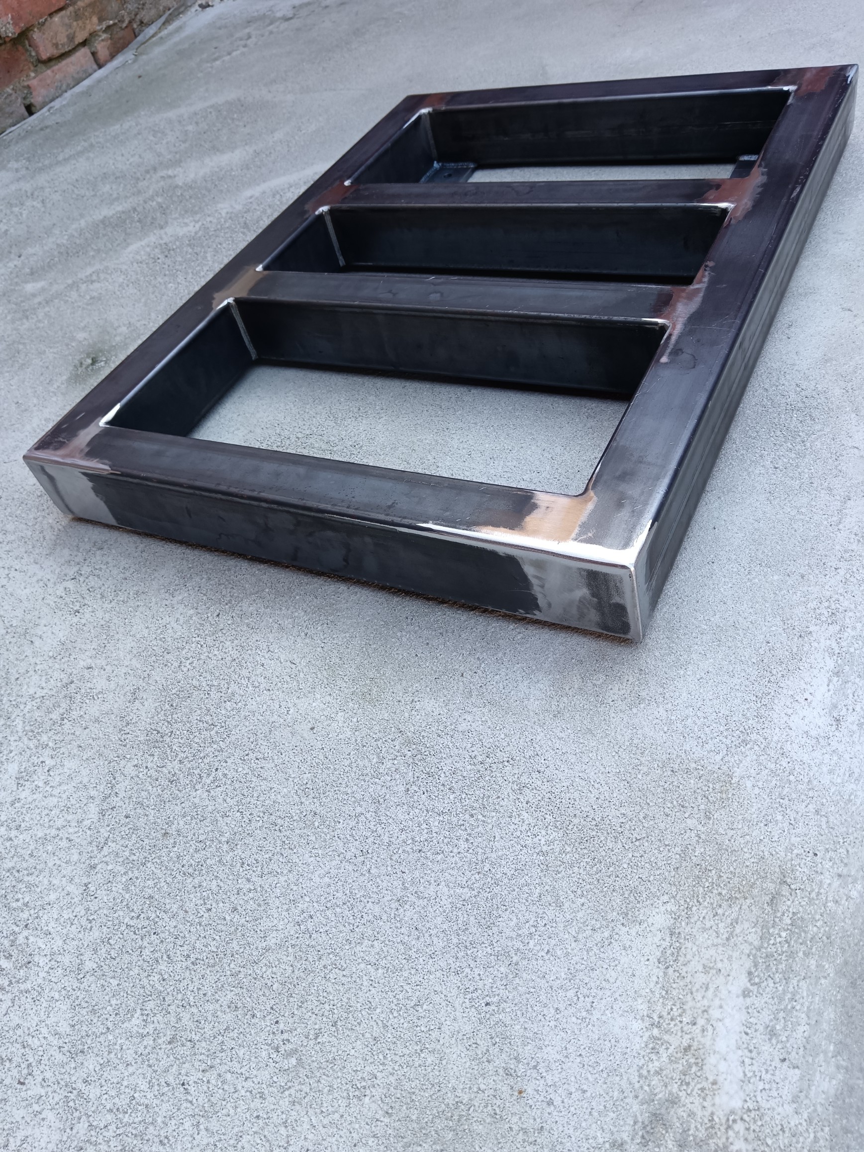 Industrial skid frame fabricated with precise mitred corners, clean outer geometry and integrated crossmembers. Built with focus on dimensional consistency, reliable weld execution and manufacturable design for industrial use.